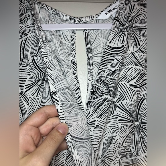 Nine West | Faux-Wrap Romper in Tropical Black/White Size Large - Picture 6 of 8